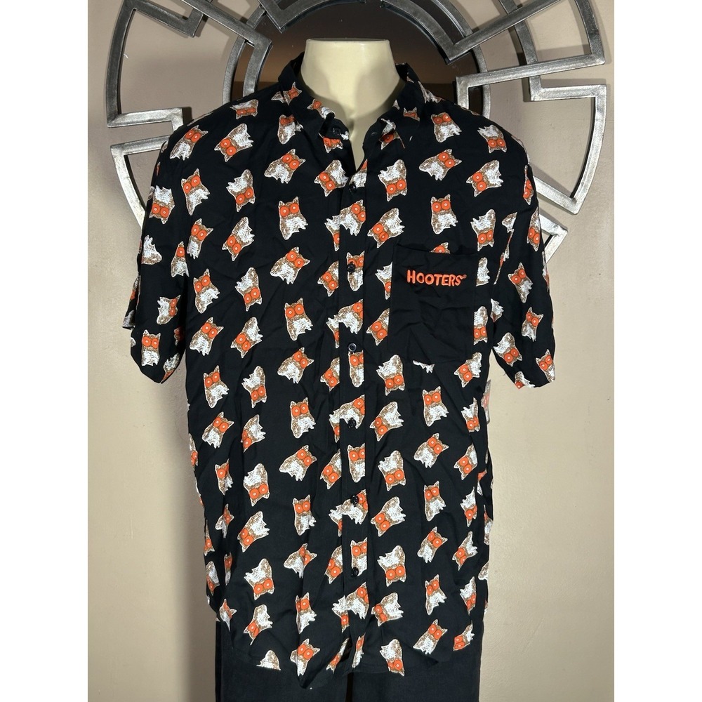 Hooters Shirt Mens XL Black Orange‎ Button Up Owl All Over Print Short Sleeve